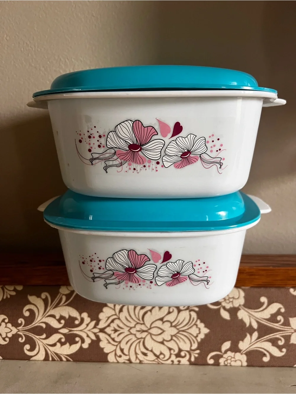 New Set of 2 Floral Food Storage Containers 1.5 Qt Retro Turquoise Lids